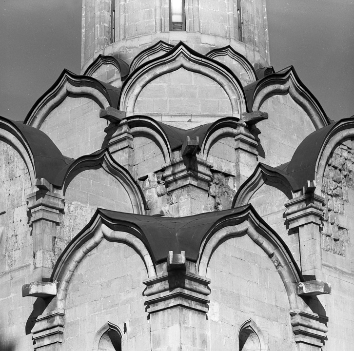 Спасский собор Спасо-Андроникова монастыря в Москве, 1410 – 1427. Б.Томбак. Кокошники. Фотография 1977 года