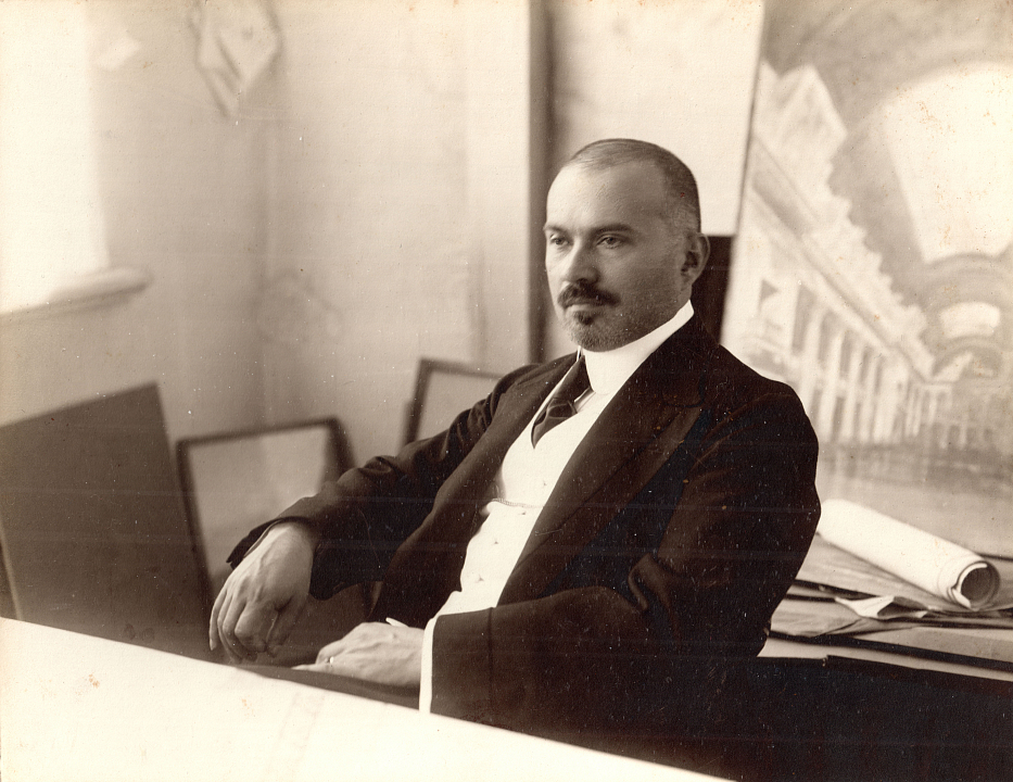 А.В. Щусев в мастерской на Казанском вокзале, 1914 (Архив наследников А.В. Щусева)