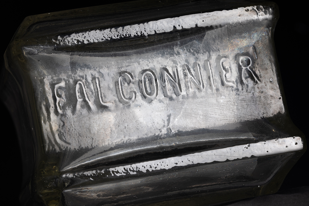 Клеймо «Falconnier» на историческом стеклянном кирпиче модели № 5. Фотограф А.В. Стрельников