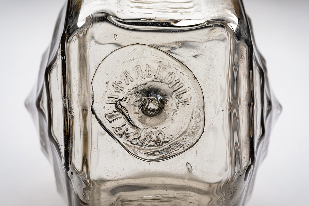 Пломбировочная печать исторического стеклянного кирпича, надпись «Фальконье привил[егия] №14822». Фотограф А.В. Стрельников