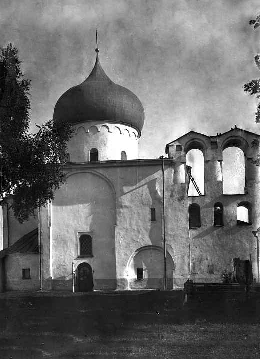 Спасо-Преображенский собор Мирожского монастыря в Пскове, 1156. Н. Виноградов. Вид с севера. Фотография 1916-1917-х годов