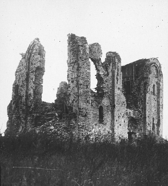 Церковь Спаса Преображения на Нередице. Общий вид руин с северо-запада. Фотография, 1944. Из собрания Музея архитектуры им. А.В. Щусева