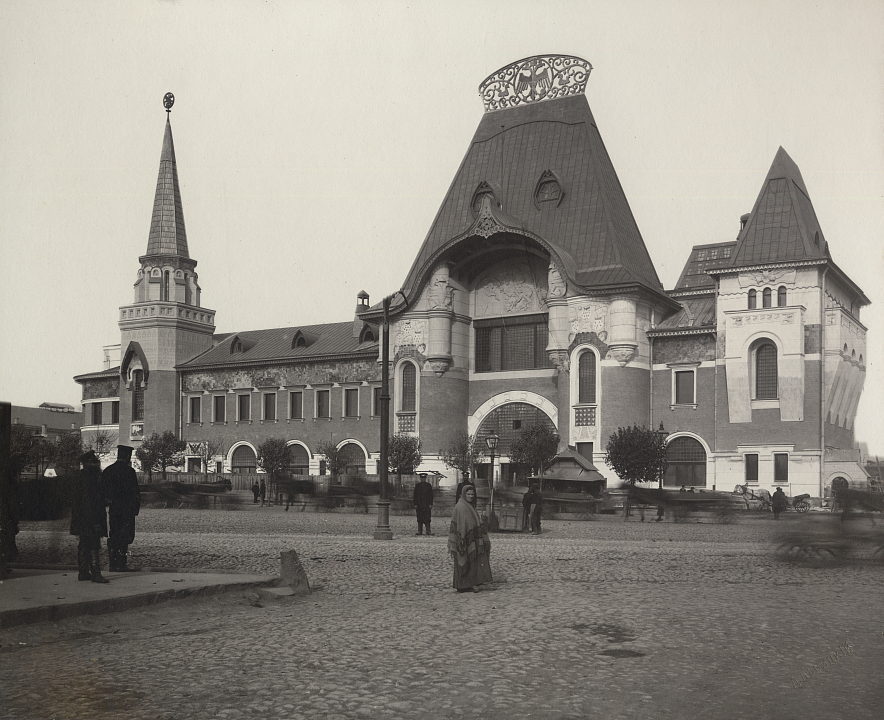 Неизвестный фотограф. Вид на главный фасад Ярославского вокзала. Архитекторы: Шехтель Ф.О., Кекушев Л.Н. 1940-е гг. Из собрания Музея архитектуры им. А.В. Щусева