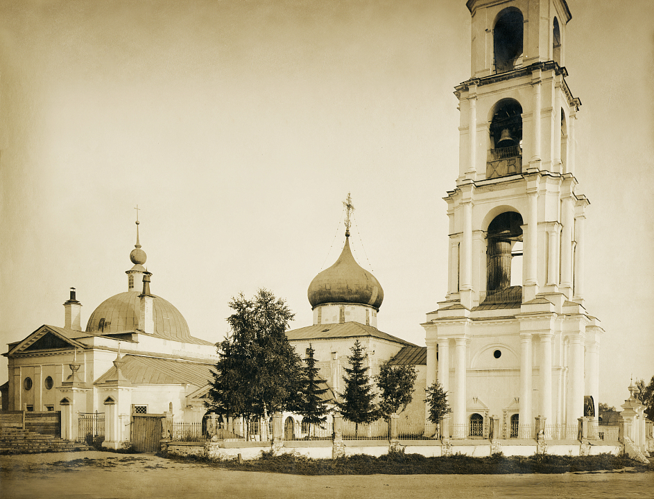 Вид Георгиевского собора в начале XX века, в окружении поздних пристроек и колокольни, которые будут разобраны в 1920-е годы. Фотография начала XX века