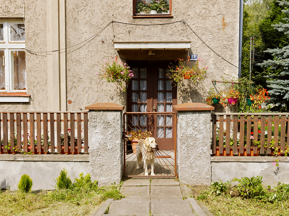 Фотография Егора Заики.  Дом, примыкающий к территории Аушвица, в котором жил комендант лагеря Рудольф Хесс. В настоящее время жилое здание. В 1947 году Хесс был повешен около крематория лагерного крематория, который находился в сотне метров от дома.   Ос