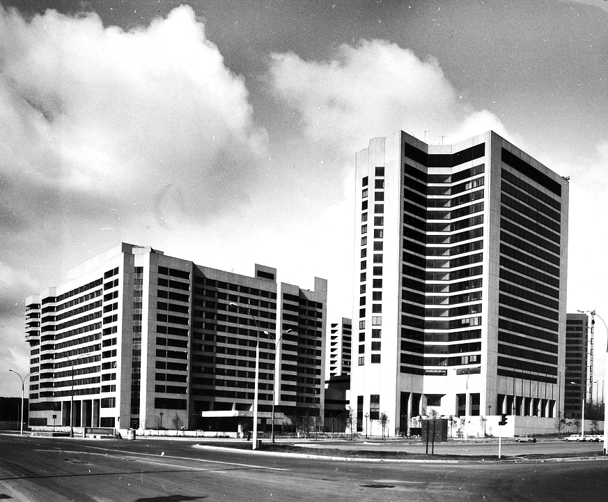 Центр международной торговли на Краснопресненской набережной в Москве. Общий вид от угла Краснопресненской набережной и Улицы 1905 года. Фотография около 1980 года