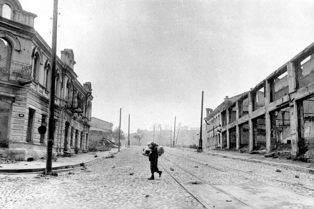 Смоленск. Вид разрушенной застройки Большой Советской улицы.   Фото 1943 г.