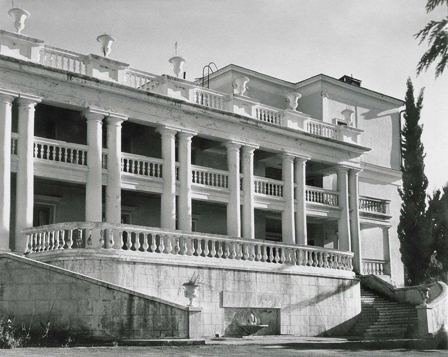 М.И. Гинцбург. Санаторий «Текстильщики», 1937. Вид террасы спального корпуса №2. Фото 1950