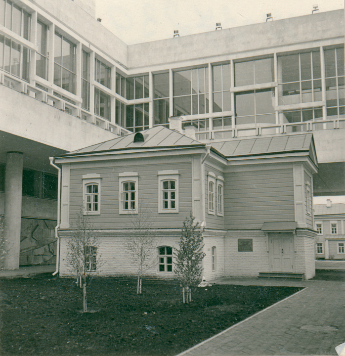 Б.С. Мезенцев, М.П. Константинов, Г.Г. Исакович, В.А. Шульрихтер, конструктор Н.В. Никитин. Ленинский мемориал в Ульяновске. Вид внутреннего двора. Фотография Громова, 1980