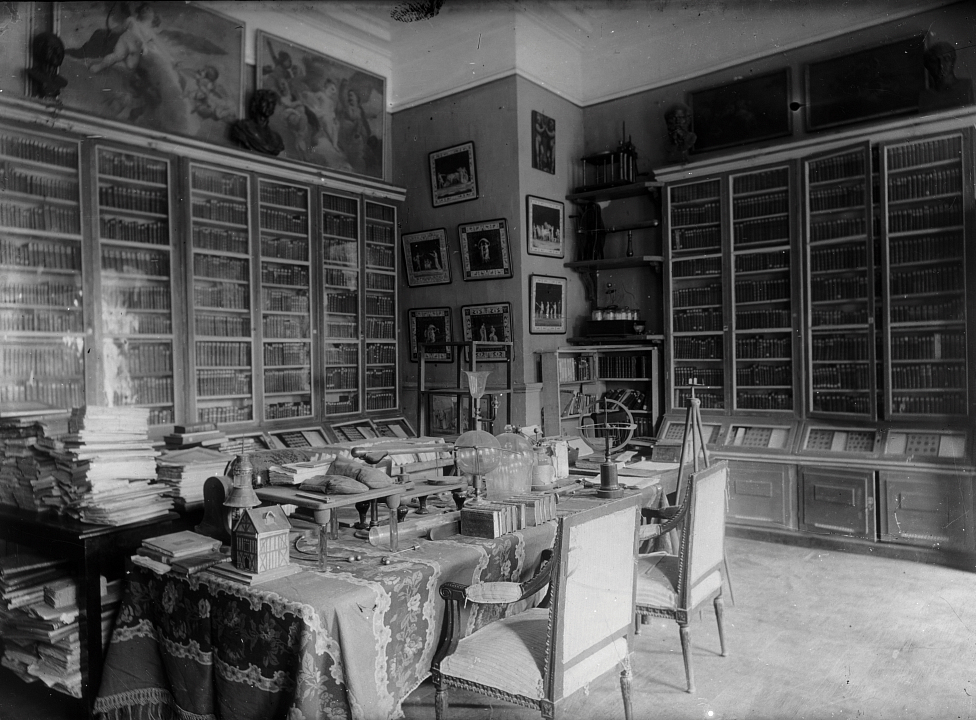 Интерьер библиотеки в усадьбе Вяземских-Шереметьевых Остафьево. Фотограф Торопов С.А., 1920-1930