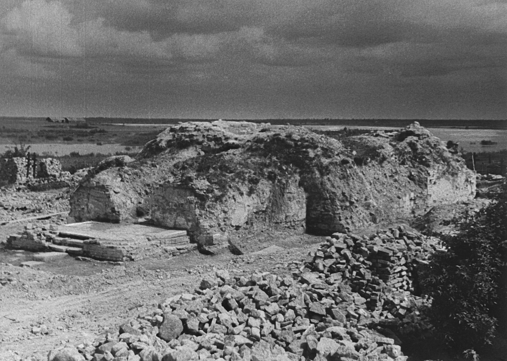 Церковь Успения Богородицы на Волотовом поле. Вид в процессе археологических раскопок. Фотография, 1955. Из собрания Новгородского музея-заповедника