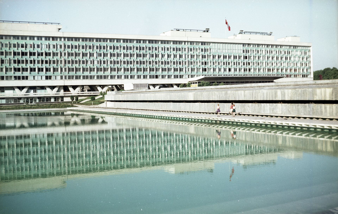 Б.С. Мезенцев (рук.), Е.Г. Розанов, В.Н. Шестопалов, Б.А. Зарицкий. Административное здание на Площади Ленина в Ташкенте. Фотография Л.Раскина, 1970-е