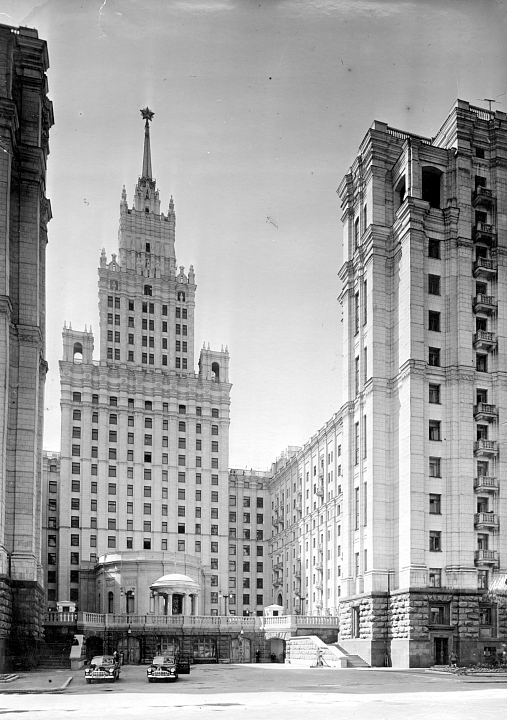 Б.С. Мезенцев, А.Н. Душкин. Высотное здание у Красных ворот. Вид в сторону внутреннего двора. Фотография А. Александрова, 1953