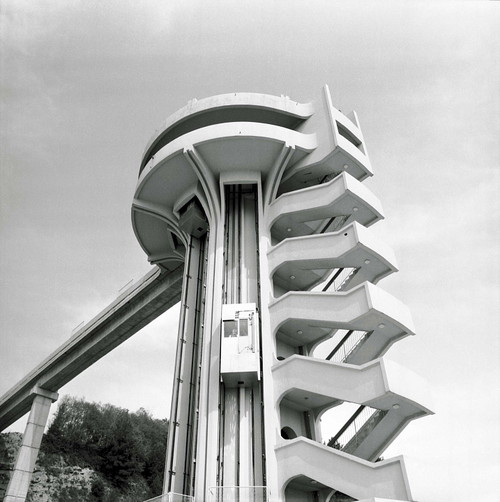 О.К. Губаревич, Н.А. Мордвинцева, М.А. Орлов. Пансионат «Дагомыс», 1983. Лифт на пляж. Фото М.М. Чуракова, 1983