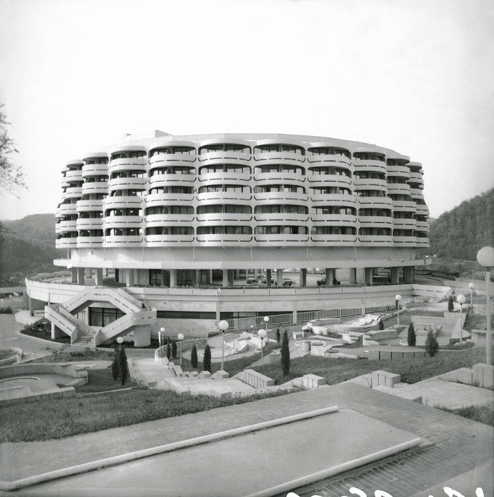 О.К. Губаревич, Н.А. Мордвинцева, М.А. Орлов. Пансионат «Дагомыс», 1983. Общий вид. Фотография И.М. Чуракова, 1983