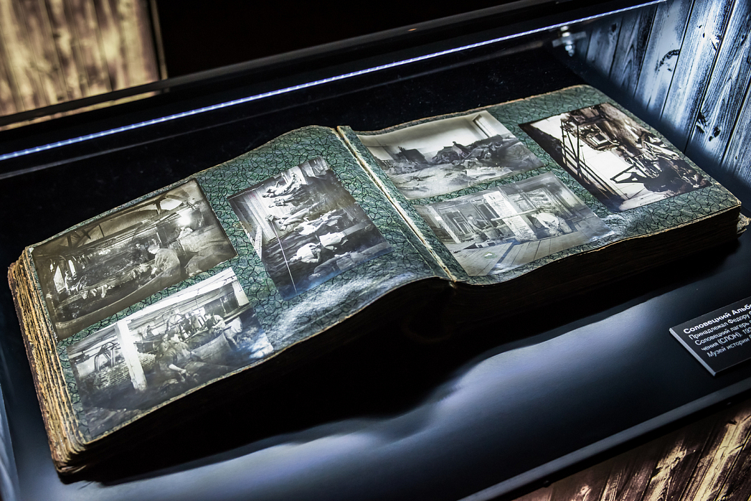 Альбом фотографий Соловецкого лагеря особого назначения (СЛОН). Архангельская обл., Соловецкие о-ва. 1920-1930-е гг. Фрагмент. ГМИГ КП-882