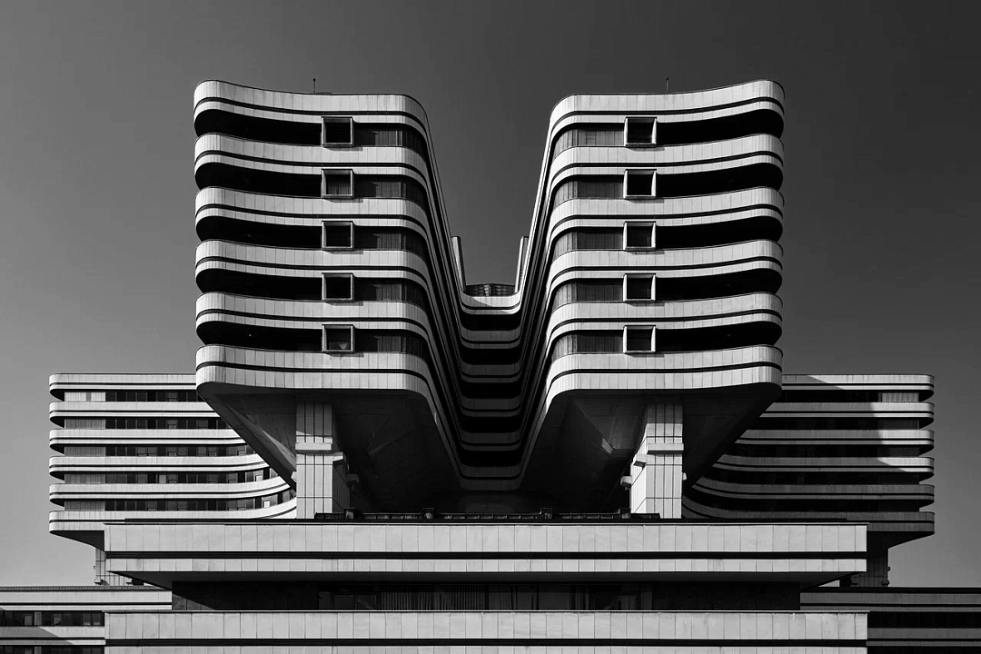 Михаил Розанов. Военно-медицинская Академия. Архитекторы: Иосип Осейник, Слободан Николич. Строительство 1973-1981 гг. Белград. 2019.