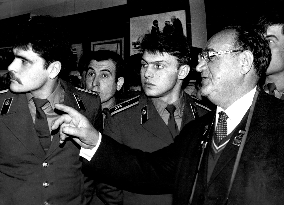 Неизвестный автор. Евгений Халдей проводит экскурсию по выставке своих произведений в Донецком краеведческом музее курсантам Донецкого военно-политического училища, 1980. ГБУ-ДРКМ