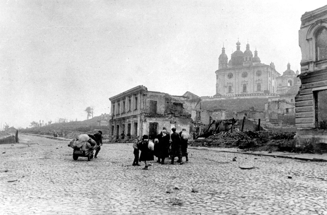 Смоленск. Вид на Соборную гору.  Фото 1943 г.