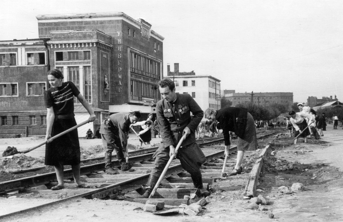 Укладка трамвайных путей во время субботника Фото И. Рабиновича, 30.06.1948 г.