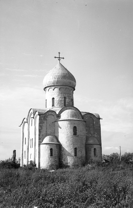 Церковь Спаса Преображения на Нередице. Вид с востока после реставрации. Фотография Е.А. Паю, 1958. Копия. Из собрания Музея архитектуры им. А.В. Щусева