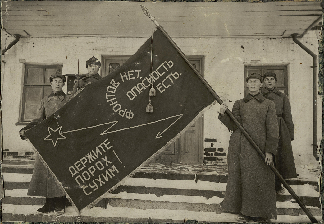 Альбом фотографий Соловецкого лагеря особого назначения (СЛОН). Архангельская обл., Соловецкие о-ва. 1920-1930-е гг. Фрагмент. ГМИГ